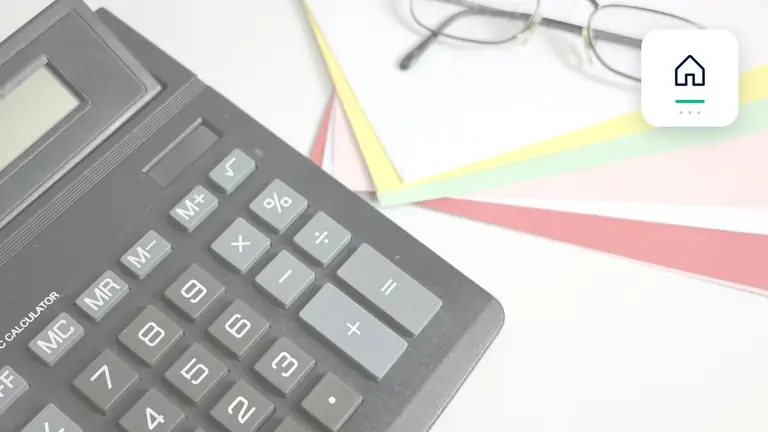 Calculadora, justificantes y documentos financieros con símbolo de inmueble y pago – imagen editorial para «Factura no pagada tras alquiler o arrendamiento: cómo separar tipos de crédito de forma clara».