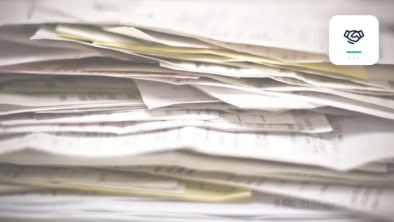 Facturas y documentos empresariales ordenados con símbolo profesional de colaboración – imagen editorial para «Factura no pagada sin contrato escrito: qué justificantes cuentan».