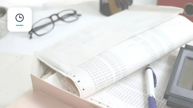 Listados contables, justificantes y herramientas de cálculo sobre una mesa con reloj y documentos de cobro – imagen editorial para «Factura no pagada: cómo calcular intereses de demora desde julio de 2026».
