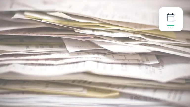 Facturas y documentos empresariales ordenados con calendario y marca de plazo – imagen editorial para «Factura no pagada pese a un plazo de pago claro: cuándo se produce la mora automáticamente».