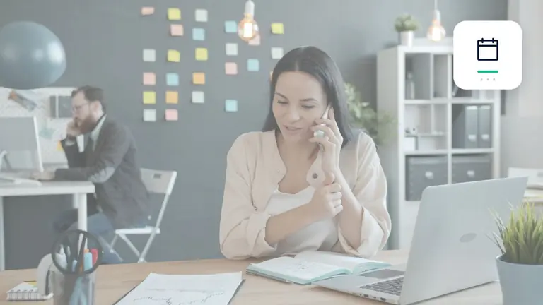 Profesional atendiendo por teléfono a un cliente junto a un portátil con calendario y marca de plazo – imagen editorial para «Factura no pagada pese al recordatorio: cómo fijar el siguiente plazo».