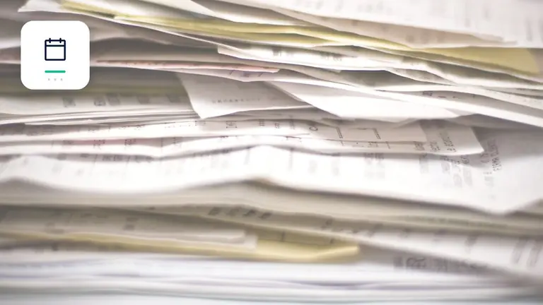 Facturas y documentos empresariales ordenados con calendario y marca de plazo – imagen editorial para «Factura no pagada y el cliente no responde: escalación sin perder tiempo».