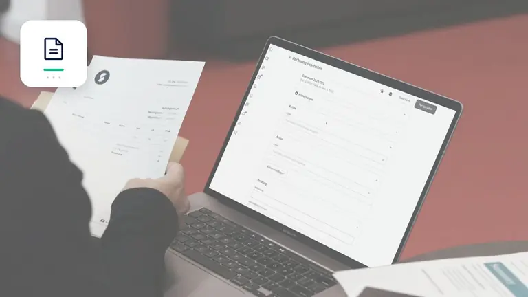 Conciliación de una factura con datos contables digitales con documento de factura digital – imagen editorial para «Factura no pagada por un error de factura: corregir, reenviar y fijar un plazo».